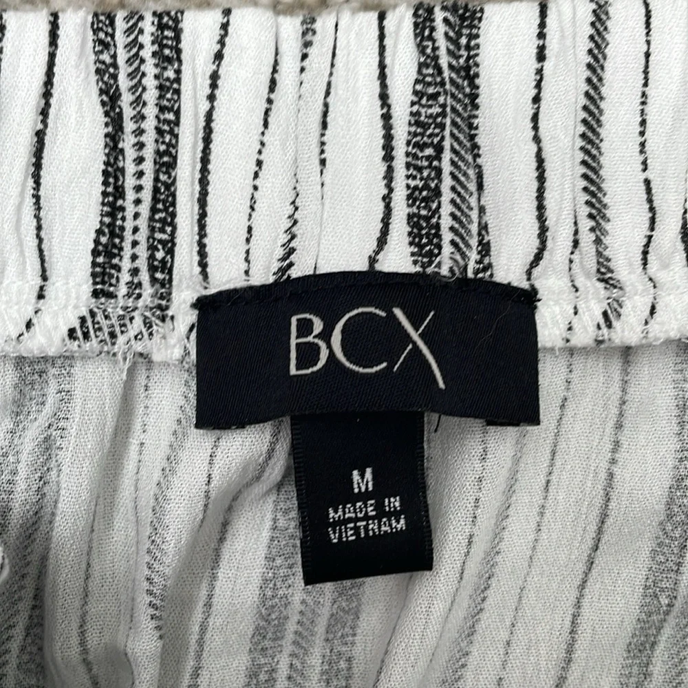 NWOT Printed Off-The-Shoulder Top - Picture 6 of 8